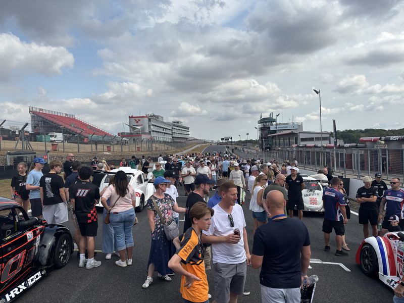 Crowds of guests on the grid during the grid walk